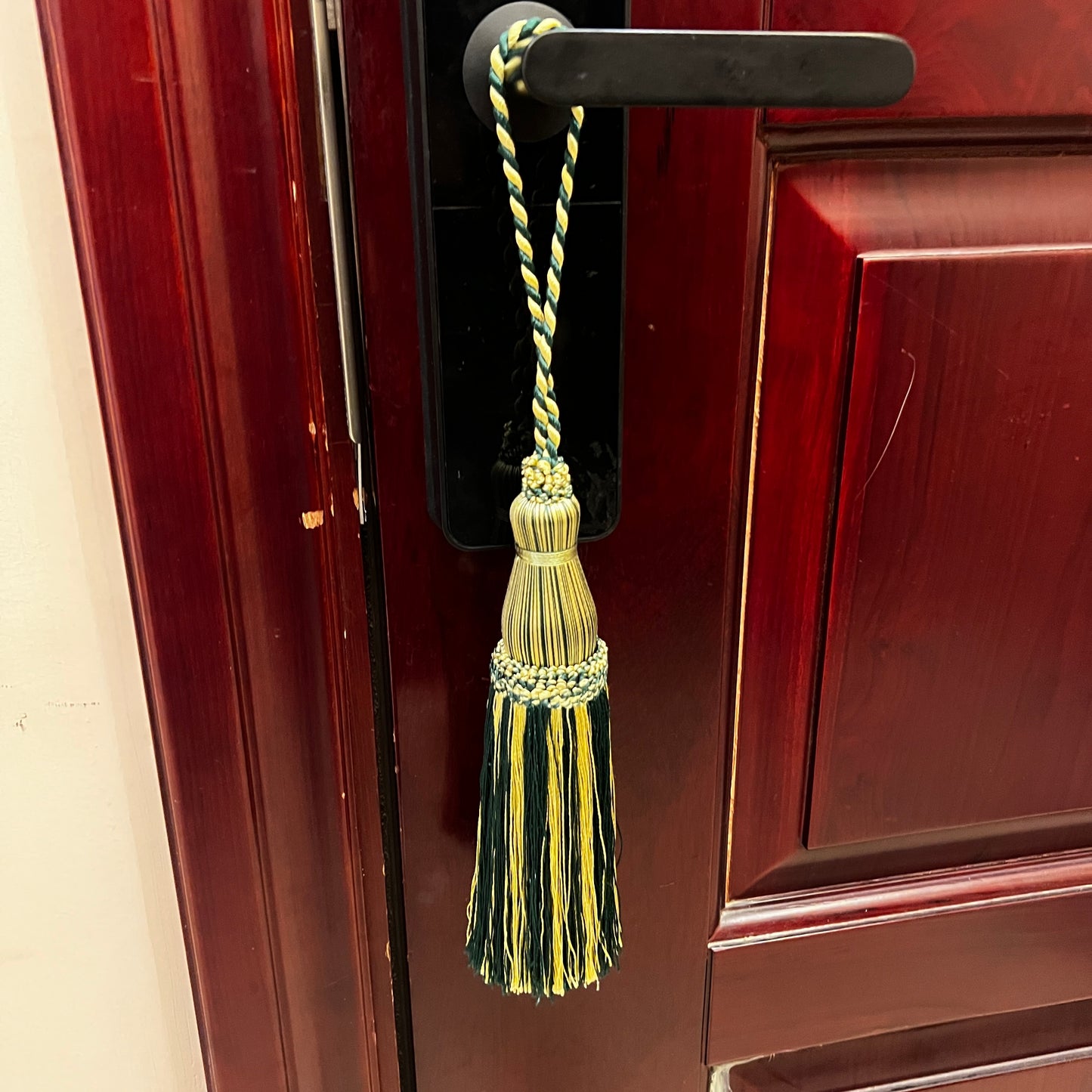 1 Pack Decorative Tassel 9 x 2.5 E9670