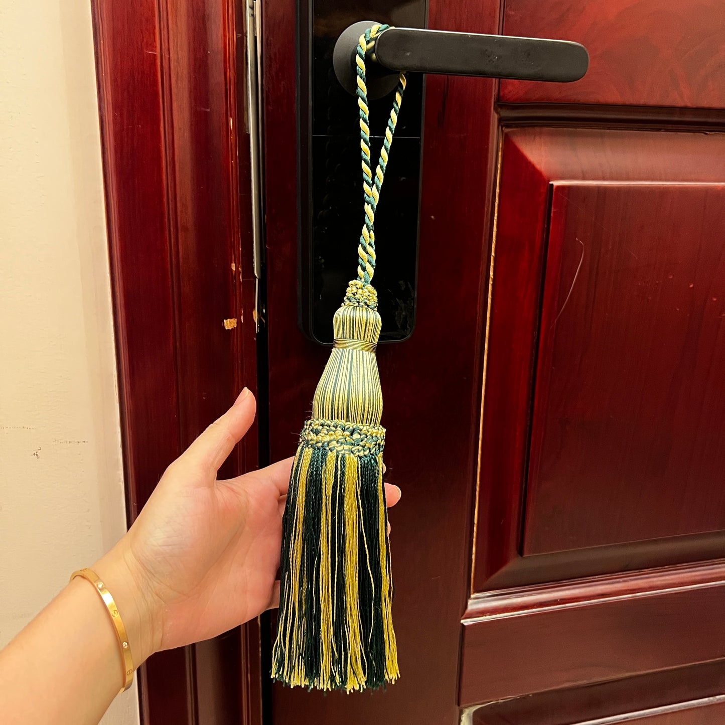 1 Pack Decorative Tassel 9 x 2.5 E9670